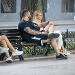 Фото тату на руке мужчины: детализированный рукав с японскими мотивами, включающий карпов кои, волны и цветы, вид с другого ракурса.