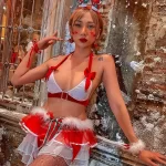 Фото тату девушки в рождественском костюме с небольшими татуировками на плече. Яркий и праздничный образ.