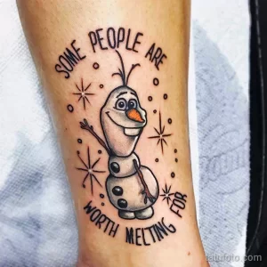 Фото тату с изображением Олафа из Холодного сердца и надписью "Some people are worth melting for". Яркий и позитивный рисунок татуировки.