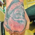 Фото тату реалистичной морды обезьяны на руке. Детализированный рисунок татуировки в черно-серых тонах, выполненный с использованием штриховки и теней.