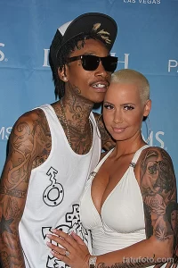 Фото тату: Lil Wayne и Amber Rose с обилием татуировок на руках и шее. Иллюстрация для поиска идей тату в стиле full sleeve.