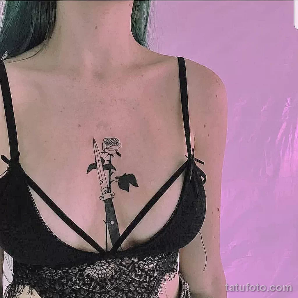 Модель с татуировкой кинжала на груди