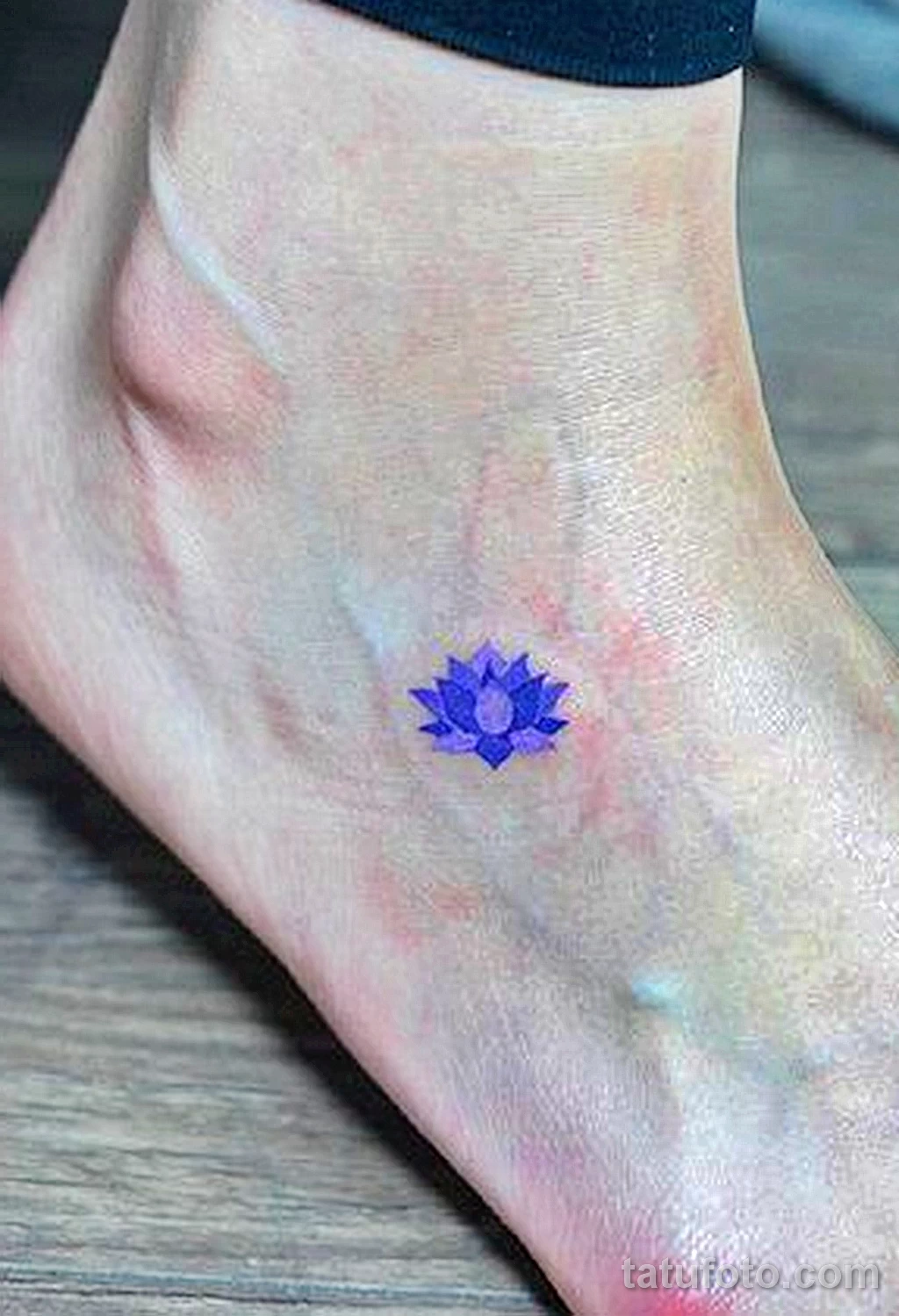 Почему нога фиолетовая. Фиолетовые Татуировки. Фиолетовые пятнышки на ногах. Небольшое фиолетовое пятнышко на ноге что это.