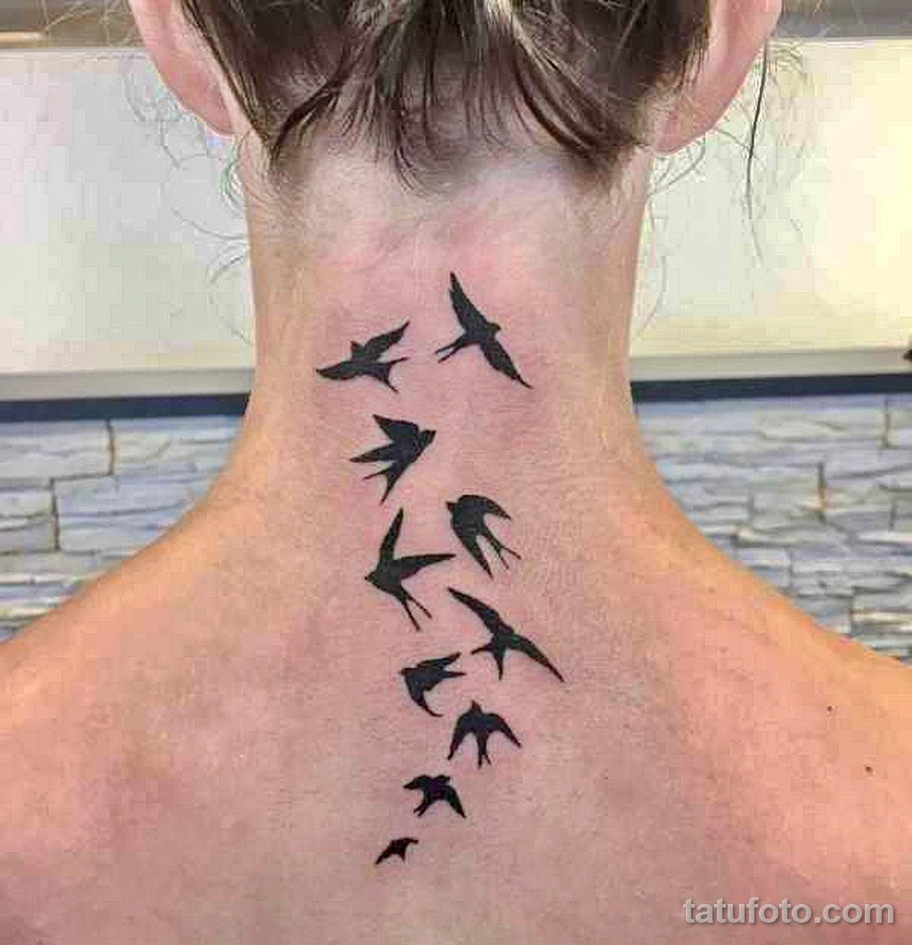 Птичка на шею. Тату птицы. Татуировка Ласточка. Тату птицы на шее. Татуировки для девушек птички.