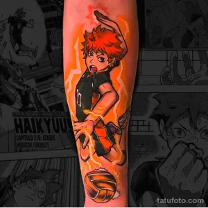 Фото тату на руке: персонаж аниме из Haikyuu в ярких цветах. Детализированный рисунок татуировки.