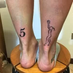 Фото тату с номером 5 и силуэтом баскетболиста на стопе. Простой и лаконичный рисунок татуировки для любителей спорта.