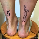 Фото тату на лодыжках: число '5' на одной ноге и силуэт волейболиста в прыжке с мячом на другой.