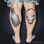 Фото тату: впечатляющая татуировка на обеих ногах, изображающая бутылку Jack Daniel's с каплями и череп. Реалистичный эскиз тату для любителей рока и виски.