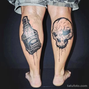 Фото тату: впечатляющая татуировка на обеих ногах, изображающая бутылку Jack Daniel's с каплями и череп. Реалистичный эскиз тату для любителей рока и виски.