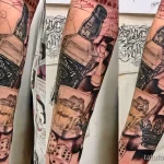 Фото тату бутылки Jack Daniel's, игральных костей и карт, выполненное в реалистичном стиле. Мужская татуировка на руке с высокой детализацией.