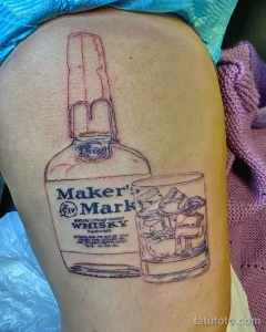 Детализированная татуировка на спине с изображением бутылки Maker's Mark. Реалистичный рисунок татуировки с прорисовкой этикетки и восковой печатью.