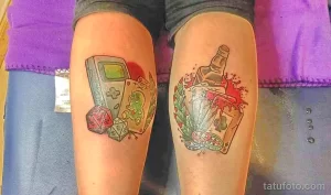 Фото тату на голенях: с одной стороны - Game Boy, кубик и карта, с другой - бутылка с огнем и игральные карты. Цветной рисунок татуировки в стиле old school.