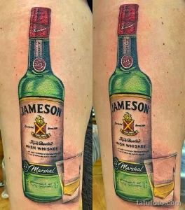 Фото тату на спине: бутылка Jameson и стакан виски. Цветная татуировка с реалистичной проработкой деталей и яркими акцентами.