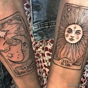 Фото тату на предплечьях: карты Таро Солнце и Луна, выполненные в технике blackwork с использованием точечной штриховки и градиентов.