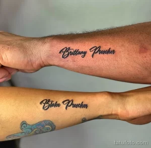 Фото парных татуировок: красивые надписи с именами 'Brittany Prescher' и 'Blake Prescher' на запястьях. Элегантный и романтичный дизайн.