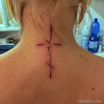 Фото тату надписи 'faith' (вера) выполненной тонкой линией на шее женщины. Минималистичный дизайн, простой и элегантный.