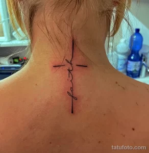 Фото тату надписи 'faith' (вера) выполненной тонкой линией на шее женщины. Минималистичный дизайн, простой и элегантный.