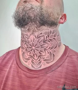 Фото татуировки мандалы на шее, выполненной в технике dotwork. Детализированный рисунок с использованием множества точек, создающий завораживающий эффект.