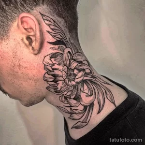 Фото татуировки пиона на шее, выполненной в технике blackwork. Детализированный рисунок цветка с листьями и стеблем, создающий элегантный образ.
