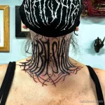 Фото тату надписи 'BIRDS' на затылке, выполненной в черном цвете с острыми углами и стилизованными линиями. Современный дизайн татуировки.