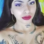 Фото тату: Несколько небольших татуировок на шее и груди женщины. Изображения луны, звезд и листьев.