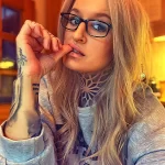Фото тату с геометрическим узором на руке и шее женщины. Черно-серый рисунок, точные линии, сложный дизайн. Современный и стильный вид.