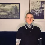 Фото тату на шее и руках: детализированная татуировка в стиле blackwork с узорами и геометрическими фигурами. Сложный и впечатляющий рисунок татуировки.