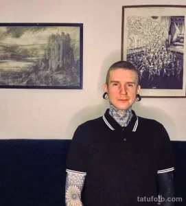 Фото тату на шее и руках: детализированная татуировка в стиле blackwork с узорами и геометрическими фигурами. Сложный и впечатляющий рисунок татуировки.
