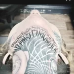Фото тату: надпись на затылке мужчины, выполненная в технике dotwork. Минималистичный и стильный рисунок татуировки.