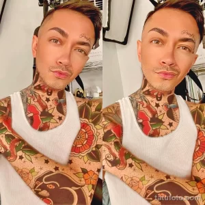 Фото тату: лицо и шея мужчины покрыты яркими цветами в стиле олд скул. Детализированный рисунок татуировки с использованием красного, желтого и черного цветов.