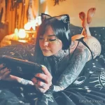 Фото тату на руке и плече: детализированный рисунок скелетов, цветов и черепов в готическом стиле. Оригинальный и мрачный эскиз татуировки.