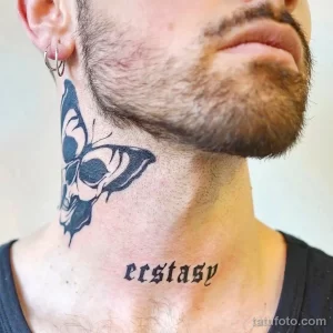 Фото тату с изображением бабочки, стилизованной под череп, и надписи 'ecstasy' на шее. Черно-белый рисунок в готическом стиле. Оригинальный эскиз татуировки.