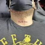 Фото тату: татуировка с надписью "Fuck You" на шее мужчины. Смелый и вызывающий дизайн.