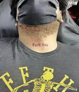 Фото тату: татуировка с надписью "Fuck You" на шее мужчины. Смелый и вызывающий дизайн.