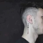 Фото тату: вертикальная надпись 'family' на шее мужчины. Минималистичный рисунок татуировки.