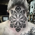 Фото тату: сложный геометрический узор, выполненный точками (dotwork) на затылке мужчины. Татуировка выглядит стильно и современно.