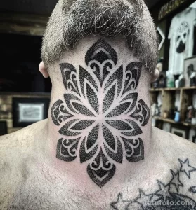 Фото тату: сложный геометрический узор, выполненный точками (dotwork) на затылке мужчины. Татуировка выглядит стильно и современно.