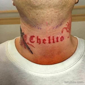Фото тату надписи "Chelito" и пера на шее. Красный цвет, каллиграфический шрифт, реалистичное изображение пера, минималистичный дизайн.