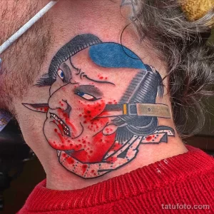 Фото тату японского демона Они на шее в стиле олд скул. Красные брызги, синий фон, детальная проработка лица и клыков.