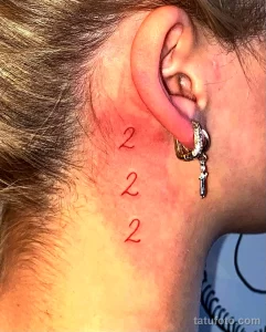 Фото тату: три цифры '2', расположенные вертикально на шее. Простой и лаконичный рисунок татуировки.