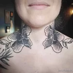 Фото тату на ключицах. Изображены два симметричных карпа кои в традиционном японском стиле.