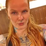Фото татуировки на шее с изображением кролика в очках и зубах. Необычный и привлекательный дизайн.