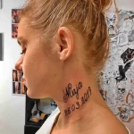 Фото тату надписи на шее. Элегантная надпись с именем и датой, выполненная каллиграфическим шрифтом. Подходит для тех, кто хочет увековечить важные моменты жизни.