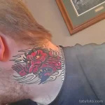 Фото тату на шее мужчины: изображение головы дракона в ярких цветах, выполненное в традиционном японском стиле. Детализированный и эффектный рисунок татуировки.