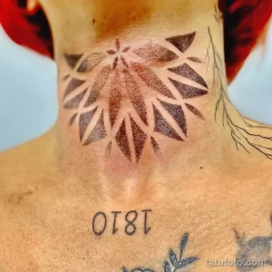 Фото татуировки на шее в геометрическом стиле. Рисунок выполнен точками (dotwork). Минималистичный и стильный дизайн.
