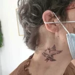 Фото тату на шее: небольшое сердце с надписью "My Baby", выполненное в минималистичном стиле, с четкими контурами.