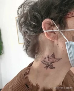 Фото тату на шее: небольшое сердце с надписью "My Baby", выполненное в минималистичном стиле, с четкими контурами.