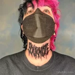 Фото татуировки надписи 'SURVIVE' готическим шрифтом на шее мужчины. Рисунок выполнен в черном цвете и имеет агрессивный вид.