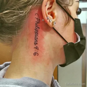 Фото тату: изящная надпись 'Philippians 4:6' на шее женщины, выполненная черными чернилами в каллиграфическом стиле.