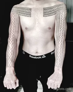 Фото тату: геометрический рукав, выполненный в технике blackwork. Мужской эскиз тату с четкими линиями и строгими формами.